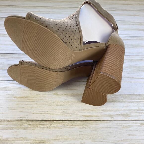 Universal Thread Hannah Laser Cut Block Heel Pumps - Picture 3 of 6